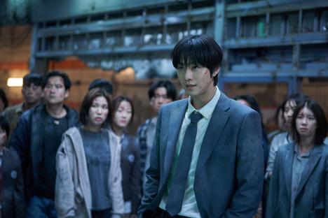 Ahn Hyo Seop&#8217;s Ordinary Life Is Turned Upside Down As His Favorite Web Novel Becomes Reality In &#8220;Omniscient Reader&#8221; 3