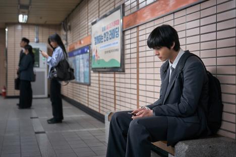 Ahn Hyo Seop&#8217;s Ordinary Life Is Turned Upside Down As His Favorite Web Novel Becomes Reality In &#8220;Omniscient Reader&#8221; 4