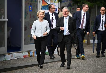 Ursula von der Leyen and Keir Starmer walking together.