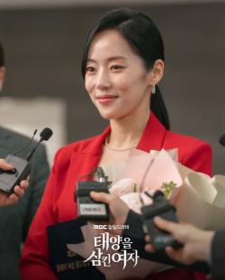 Jang Shin Young And Yoon Ah Jung Portray Contrasting Lives As Single Mother And Chaebol Heiress In “The Woman Who Swallowed The Sun” 3